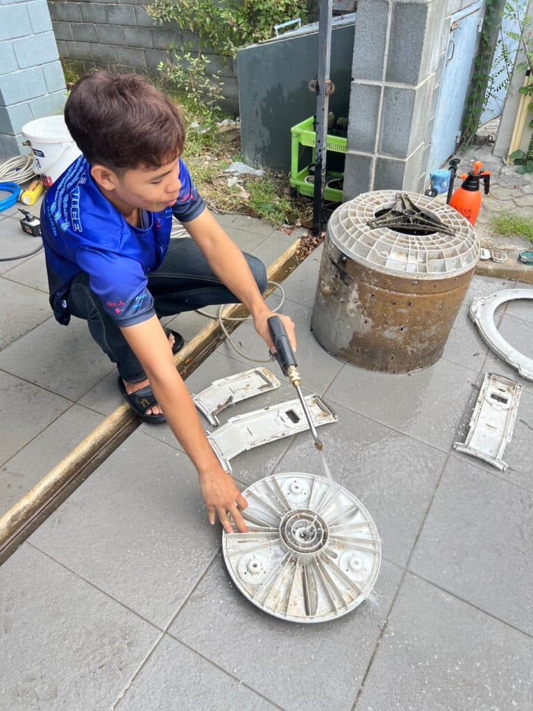 ล้างจานซักและชิ้นส่วนภายในเครื่องซักผ้าทีละชิ้น